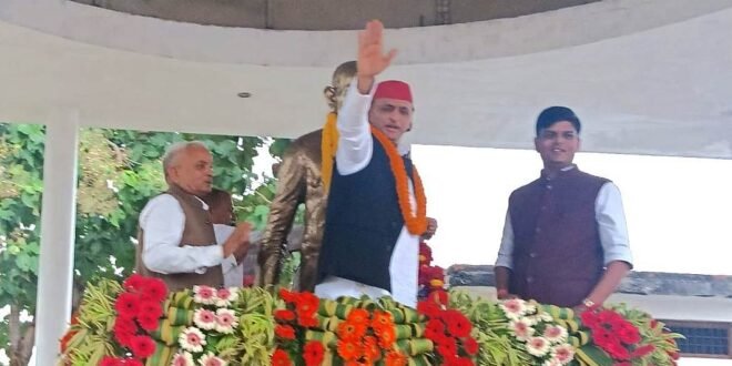 विधायक के आशीर्वाद गोष्ठी में पहुंचे अखिलेश वर बधू को दिया आशीर्वाद