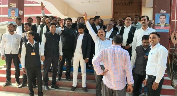 तहसील प्रशासन पर भ्रष्टाचार के आरोप के साथ तीसरे दिन भी जारी रहा अधिवक्ताओं का प्रदर्शन 