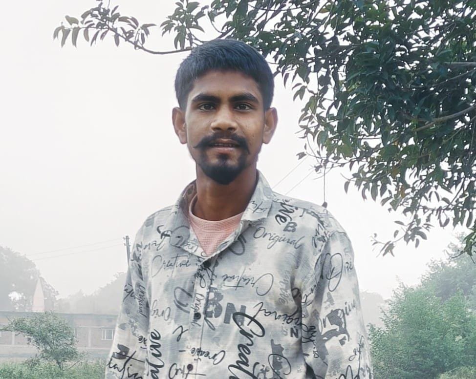 बिजली के पोल में टकराने से युवक की मौत