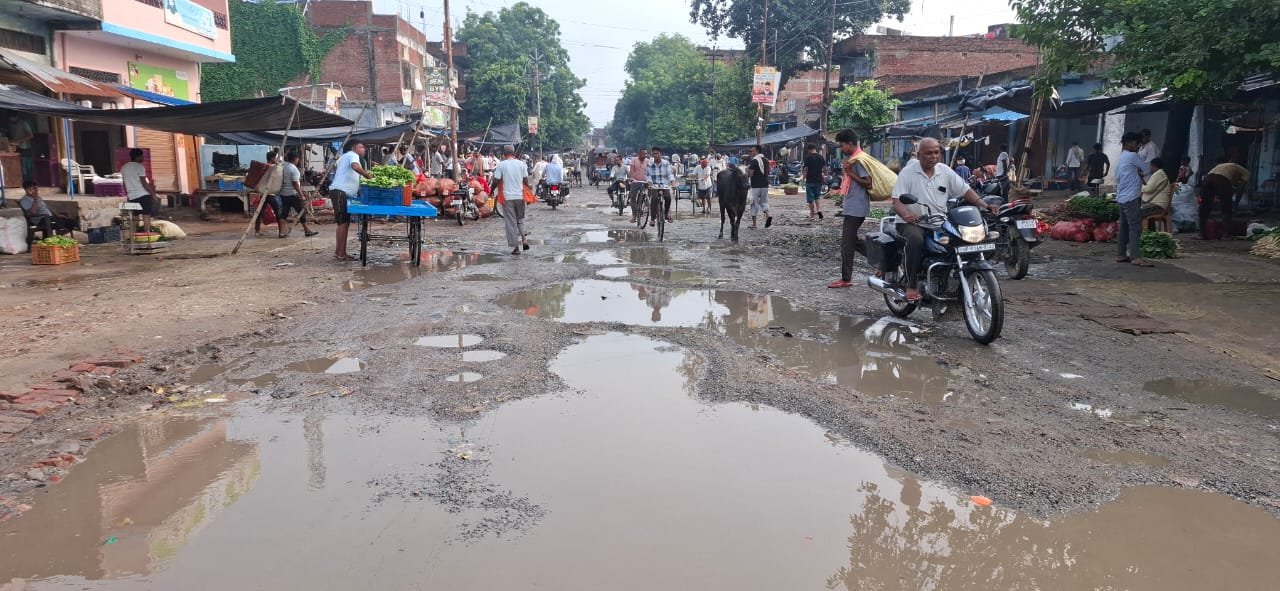 चंदौली जनपद से जोड़ने वाली मुख्य सड़क मार्ग बदहाल