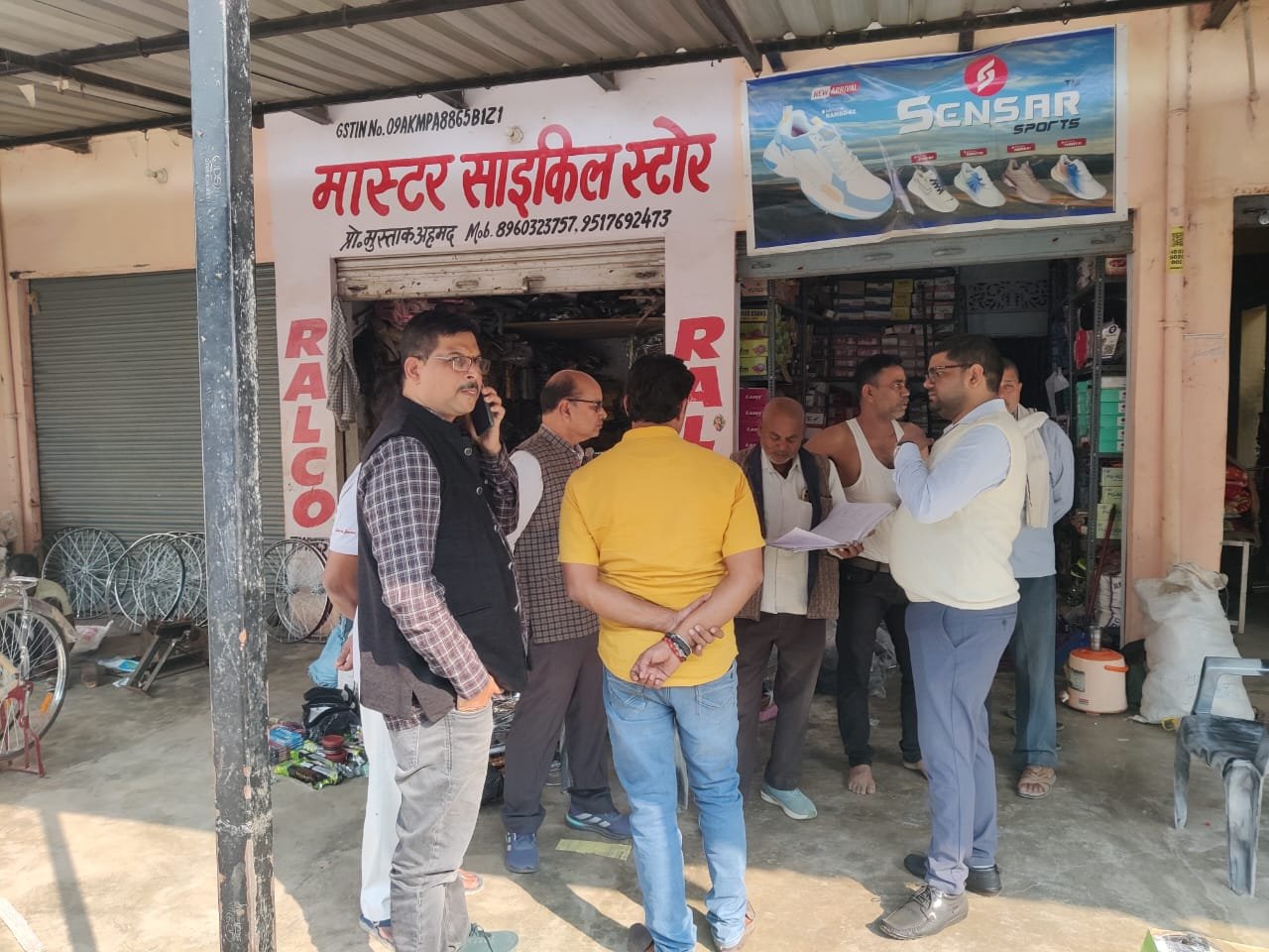 व्यापारी प्रतिष्ठानों पर जीएसटी की टीम की छापेमारी - क्षेत्र के कई स्थानों पर बकाएदारों से डीआरसी-16 व सेक्शन 79 के तहत कार्यवाही