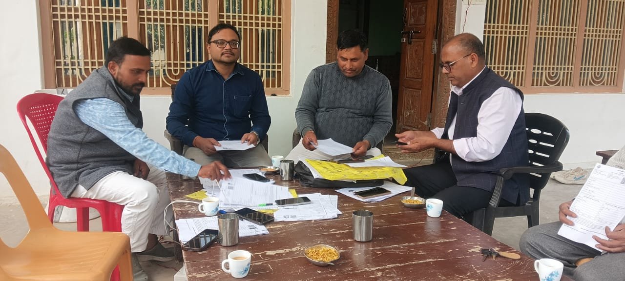 खंड विकास अधिकारी ने भारत निर्वाचन आयोग द्वारा जारी एसआईआर के बारे में उपस्थित मतदाताओं को समझाया