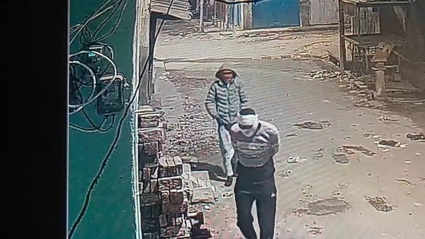  पुलिस चौकी से महज सौ मीटर दूर शिक्षक के शादी में जाने के चलते बंद मकान का ताला तोड़कर चोरों ने लाखों के आभूषण व नकदी सहित सरकारी टैबलेट पर हाथ साफ