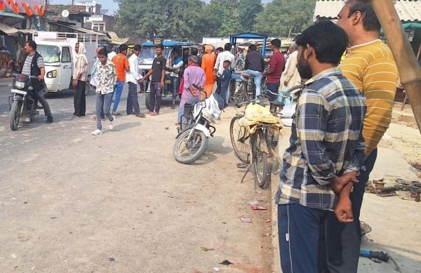 सैदपुर से सादात मार्ग पर एक निजी बस संचालक द्वारा दबंगई ई-रिक्शा से जा रहे सादात निवासी चार लोगों को रोककर उनके साथ मारपीट किया