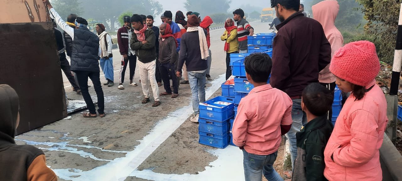 देवकली बस स्टॆण्ड के समीप डिवाइडर से टकरा कर दूध से भरा पीकप  पलटा