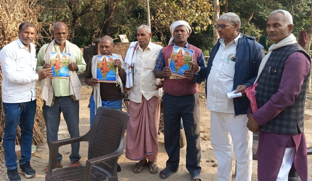 राष्ट्रीय स्वयंसेवक संघ शताब्दी वर्ष के रूप में गृह सम्पर्क अभियान के तहत स्वयं सेवक  ने घर घर जाकर  किया जन सम्पर्क