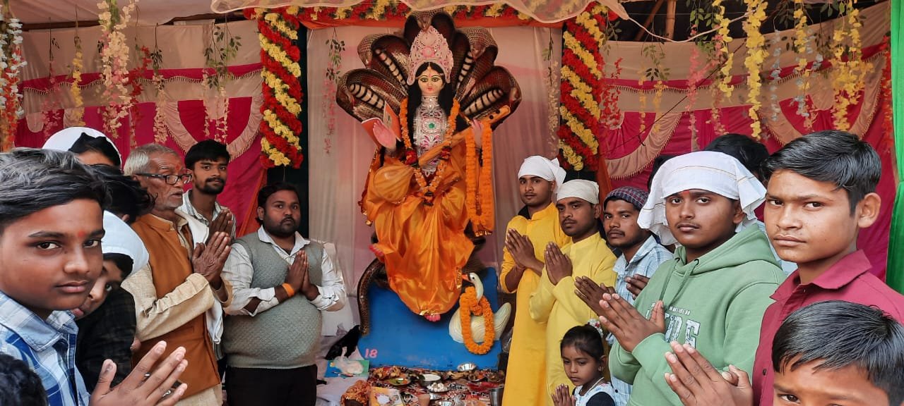बसन्त पंचमी के अवसर पर मां सरस्वती की प्रतिमा स्थापित करपूजन,अर्चन किया 