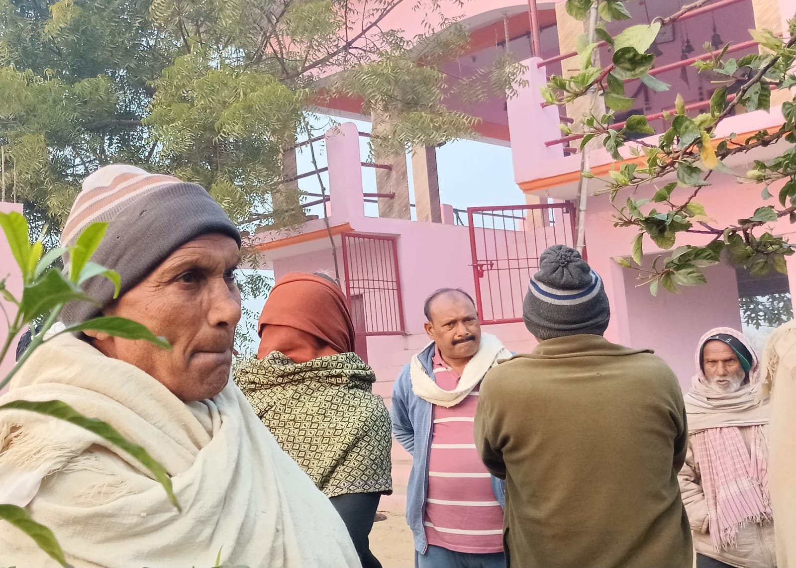 मंदिर मे चोरों ने मां काली  की सोने कि नथिया,हार सहित दान पेटिका तोङकर उठा ले गये