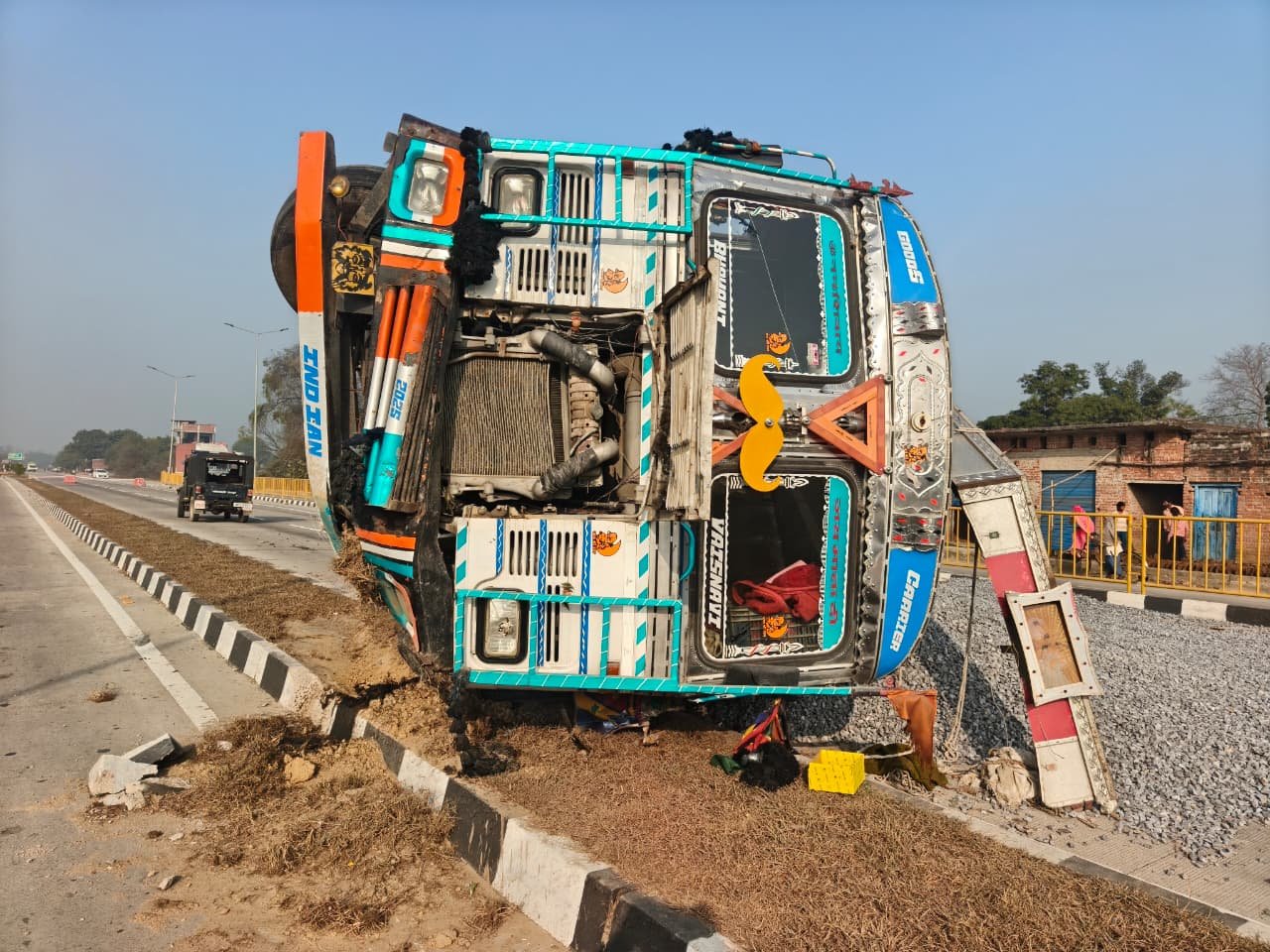 ट्रक के पलटने से  यातायात बाधित