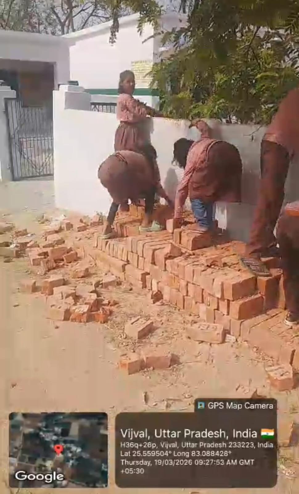 बिझवल प्राथमिक विद्यालय में बच्चों से ढुलवाई जा रही ईंटें 