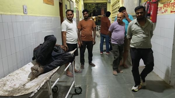सड़क किनारे लहूलुहान मिला अज्ञात वाहन की टक्कर से घायल युवक, हालत गंभीर